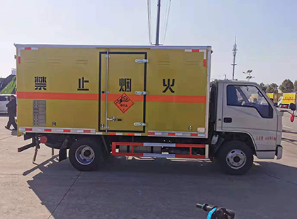 德庆爆破器材运输车技术升级与安全合规新趋势